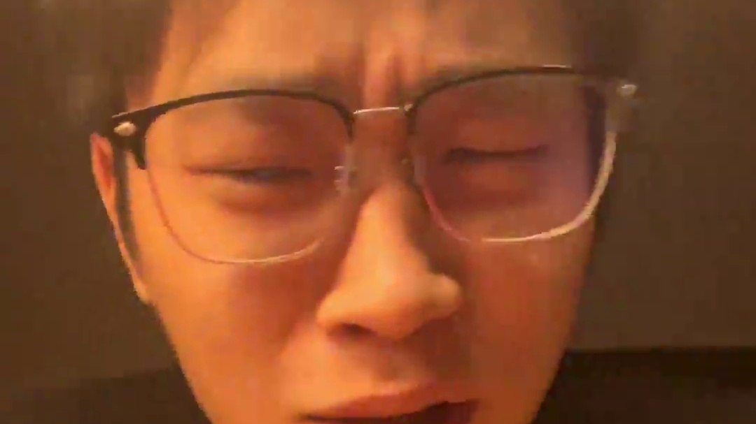 广东人吃辣挑战，缺牙齿一点都不…… #广东人吃辣 #缺牙齿 #美食测评 #搞笑 #广东人吃辣挑战