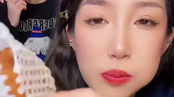 雪莲果有丰富的营养价值 很清甜脆口 特点就是水分大 真的是在嘴里爆汁的感觉！爱吃甜一点水果的姐妹不拍