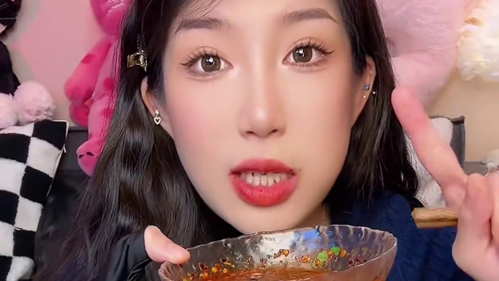 辣椒面不用额外加调料了 直接加水或者煮菜的汤做蘸碟就可以 偏辣偏辣 做蘸碟嘎嘎好吃！用来吃烙锅烧烤烤