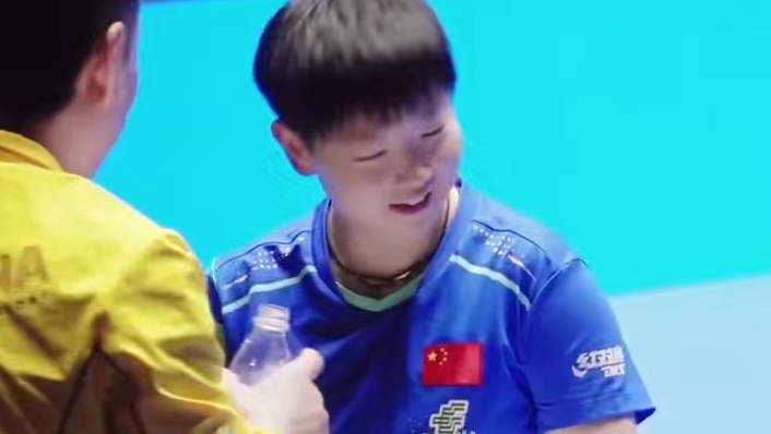 局间的小莎～无奈的笑～超可爱～coco：收紧点这是比赛​​​