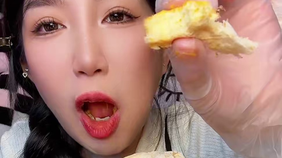 平时一个干酪的就得老贵一个了 这次组合真心划算还好吃！
推荐奶黄和干酪加番茄的 肉松卷可以吃一个 干