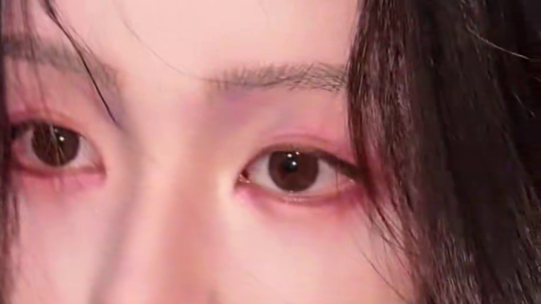 #刘棠公主被父爱守护着 真要吻上我们香香软软的新妹宝了！#饶嘉迪