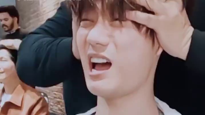 #快发团迪拜发型梦回2007  哥几个这蓬松的发型，是有当年内味儿了#快乐再出发