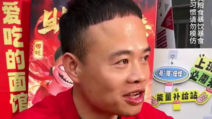 肌肉哥来挑战2斤面，围观大爷看过他26.9秒吃完1斤的视频，对他充满信心！#妈呀太香了 #重庆小面