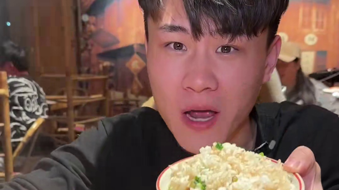 这家东方明珠楼下的摊摊火锅才是满血版的摊摊火锅！ #火锅约起来 #沸腾火锅局 #本地人爱吃的店