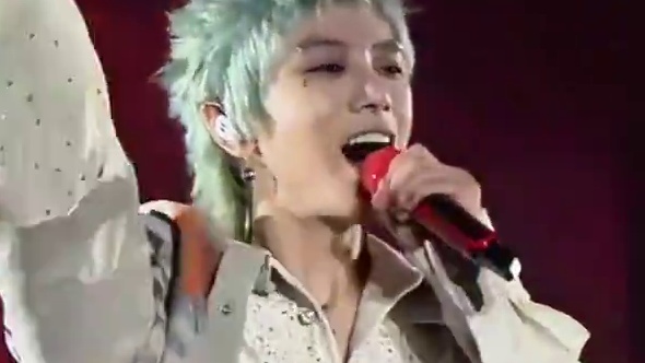 “我的心里住着一个苍老的小孩” #华晨宇#烟火里的尘埃#现场版live#华晨宇演唱会#烟火里的尘埃又