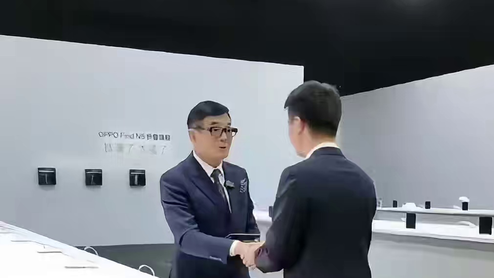 这波反向输出真给人看爽了！#手机 #oppofindn5 #findn5钛薄了太强了