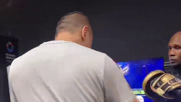 磊哥赛前最后20分钟都不放过！必须拿下比赛拿下KO #格斗 #拳击 #张志磊 #张志磊vs卡巴耶尔 