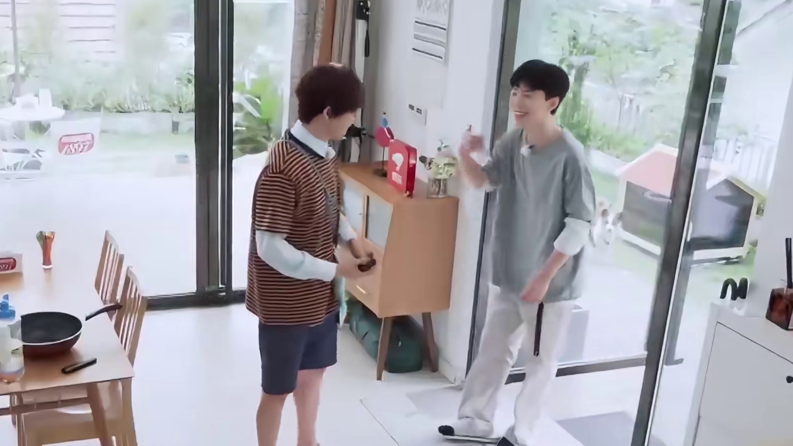 魏大勋去做客却疯狂安利榴莲味螺蛳粉，直接逼疯了范丞丞和郭麒麟