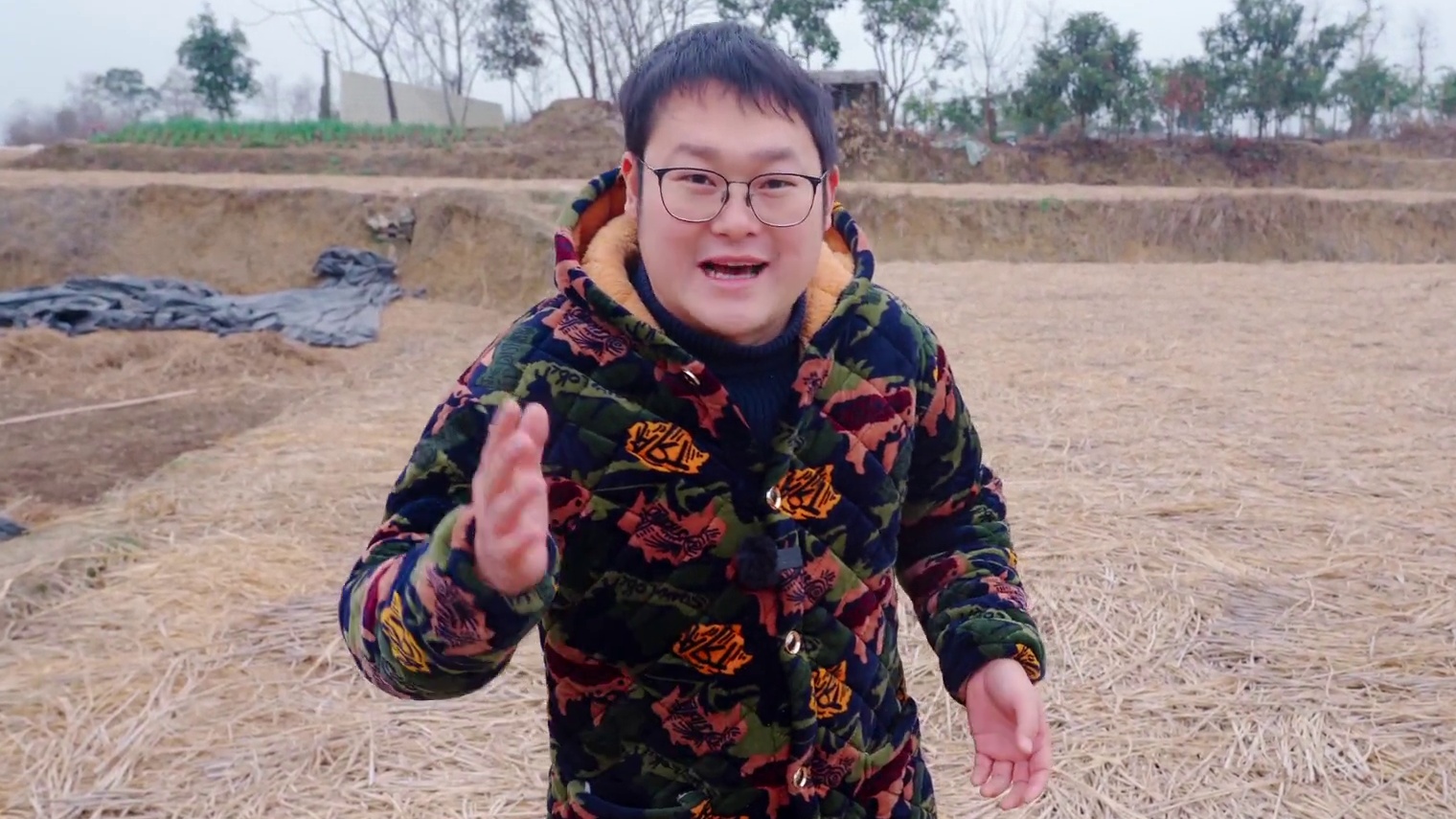 云贵川渝过年必吃的“凉拌折耳根”，小伙现割一大把，直接当饭吃