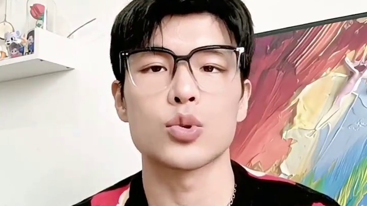 哪些人适合穿素色？哪些人适合花色？ 不是看你的颜值多高、身材多好，而是看你天生的基因穿搭风格决定，你