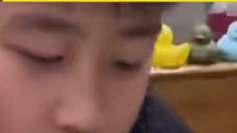 小孩哥当着猫咪的面吃鱼，猫咪馋得一直盯着筷子，但任然保持礼貌！