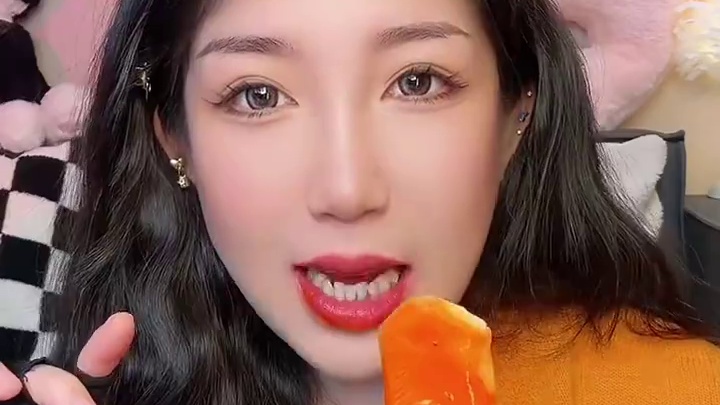 曹氏火锅粉来啦 软软糯糯 qq弹弹 又辣又过瘾 加点自己喜欢的配菜 不就是外面的曹氏了吗 哈哈哈哈煮