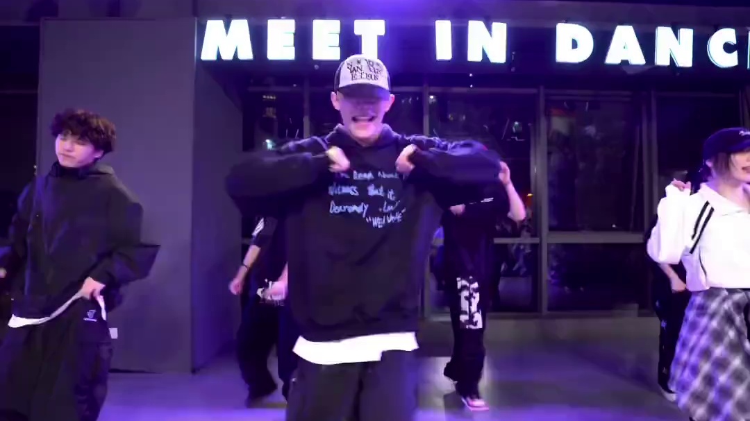 这个灯光有点暧昧了 #飞现编舞 #nonsense #帅哥街舞