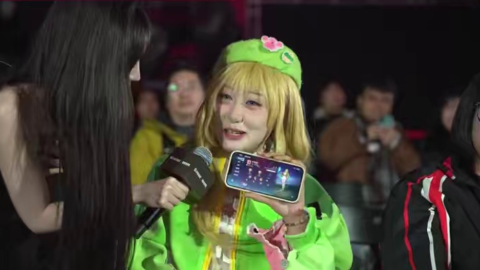 淘汰赛最终日，线下场馆各队粉丝应援大齐聚，还有神秘嘉宾Loong选手，也来到现场，共同为决赛加油助威