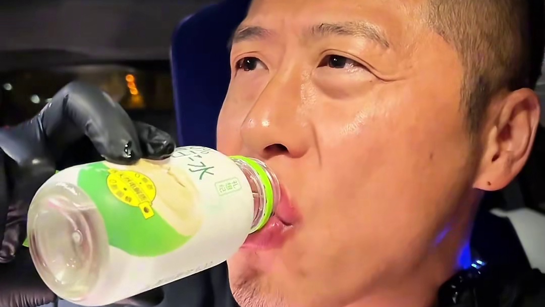 深夜烧鹅腿快乐水嘎嘎香 #烧鹅 #深夜放毒 #大口吃肉的感觉真好 #妈呀太香了