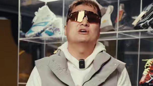 【橄榄球女孩】应该选什么样的橄榄球鞋？ 因为女生一般脚比较偏小
所以大多数的青少年橄榄球鞋都可以穿
