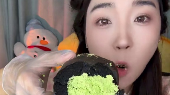 姐妹们爱吃r家的试试这款！真的很牛很好吃！纯可可脂减糖50%！不甜腻奶油好多呀！软嘟嘟的蛋糕体！#甜