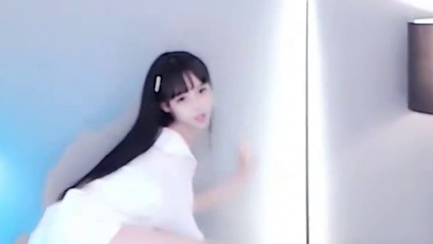 【桃梓君】最大反差萌小姐姐，童颜配辣舞