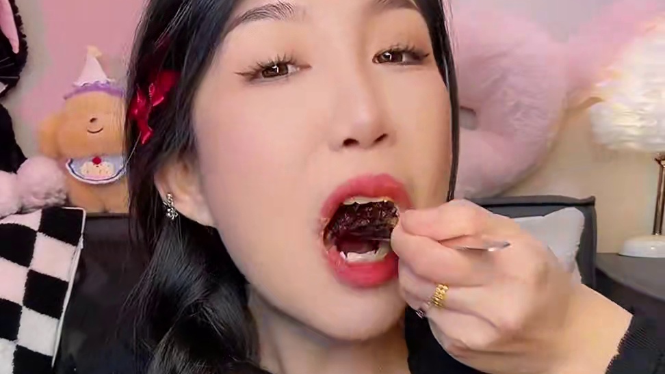 甜品套餐又来了 这个咸蛋黄简直好吃晕！内馅巨多！罐子还是推荐咸蛋黄 脆皮巧克力和脆皮车厘子的 太好吃