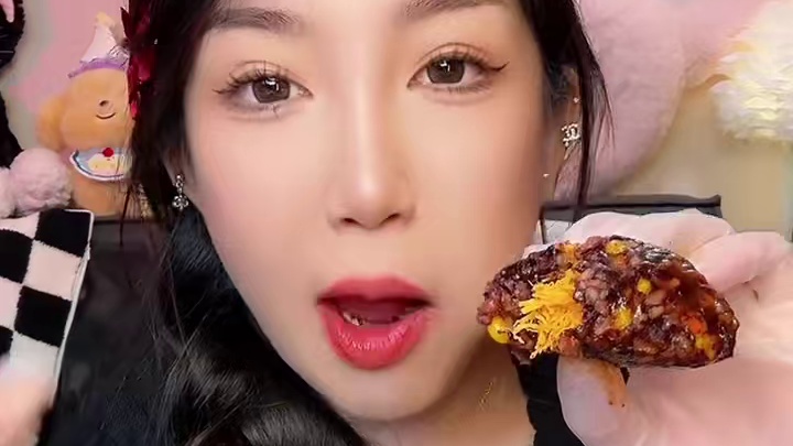 直接开袋即食哦 米是糯叽叽的不夹生 内馅简直了好多 咸香口的
肉松火腿饭团152卡/个（80克）
3