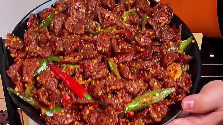 一打开就像刚出锅的辣椒炒肉一样，锅气十足，是真的香呀！#好吃到停不下来 #零食推荐 #追剧小零食