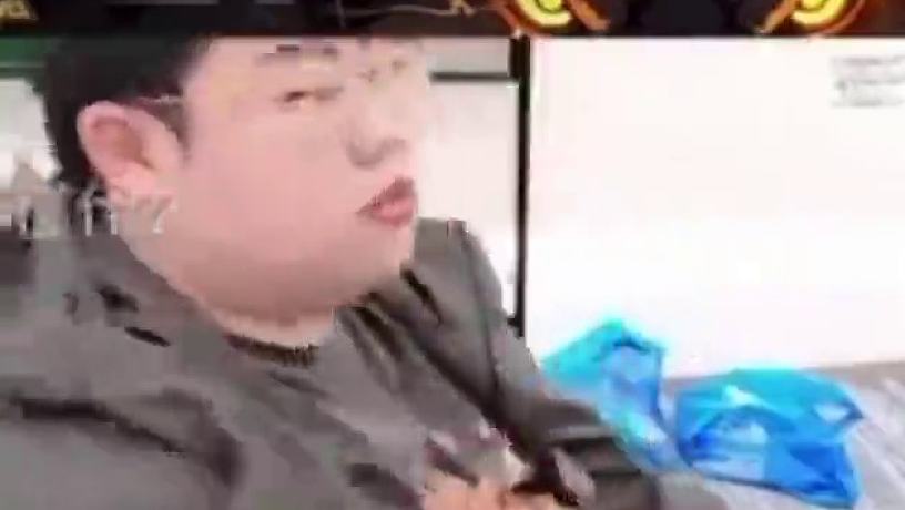 重慶狼隊小胖李達亨裴擒虎fmvp皮膚擁有者直播時做出了不雅動作???