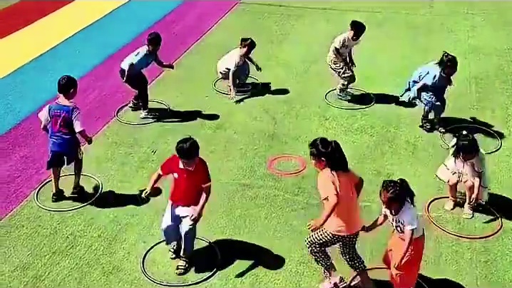 体育游戏抢地盘，锻炼学生反应能力。 