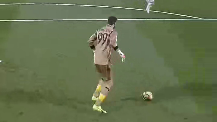 足球赛场那些戏耍守门员名场面瞬间真的太艺术了