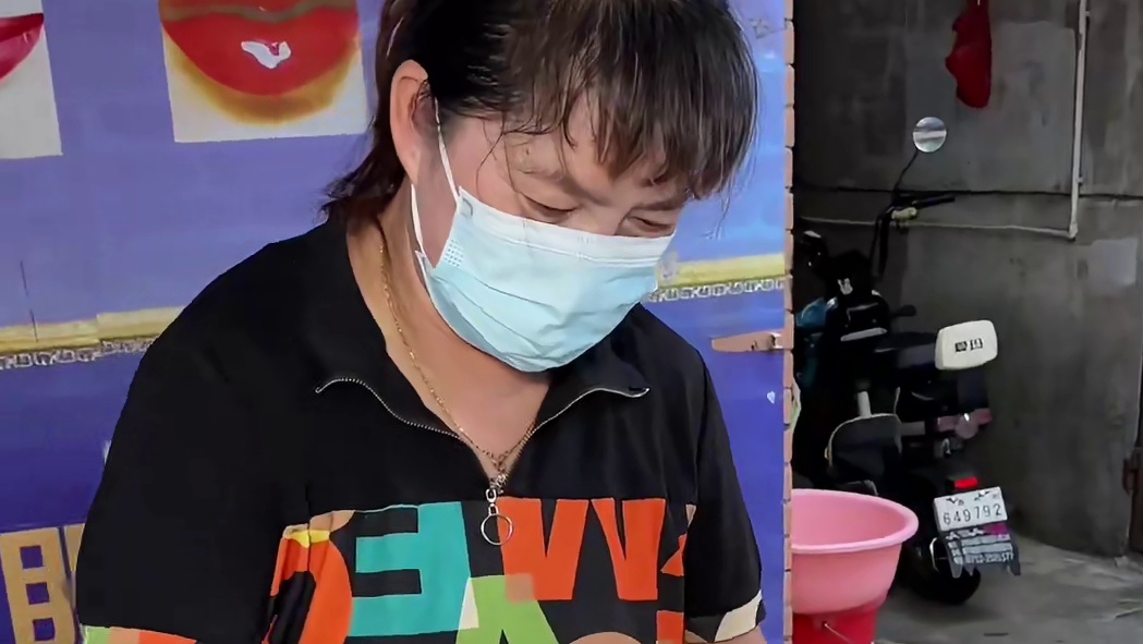 广东街边3块钱的肠粉，有肉还有小菜！满满一盘！