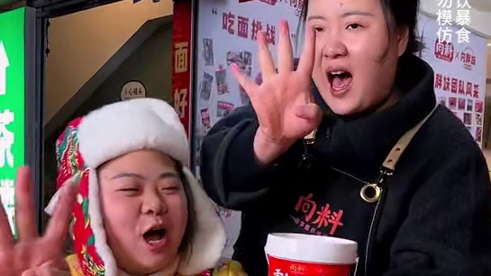 河南小伙带着媳妇专程来挑战6两面，对河南人来说应该是小case哦！#妈呀太香了 #谁懂这一口的好吃程