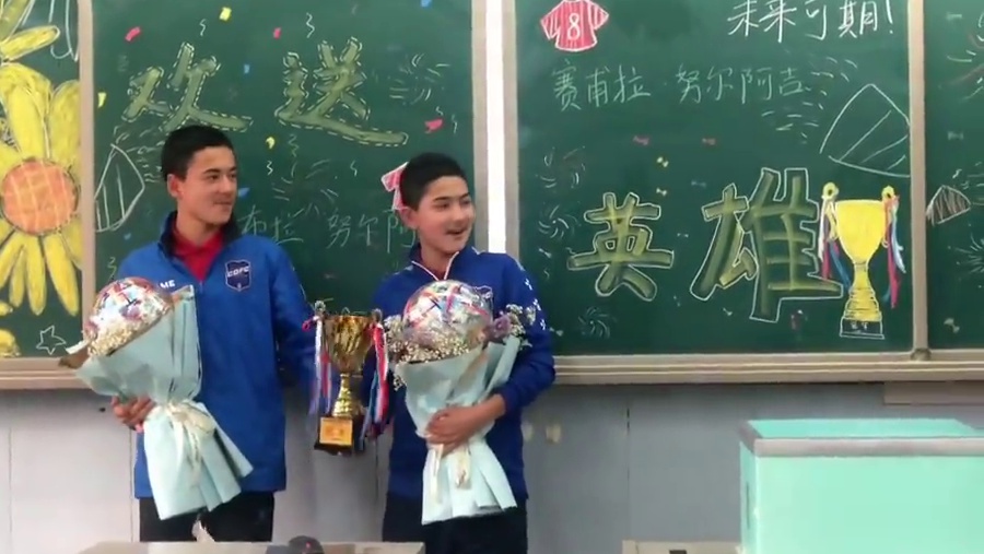 今天，将翻开记忆的老照片，回顾棠外足球少年艾比布拉初中毕业之际，即将前往温江足球训练基地继续深造，同