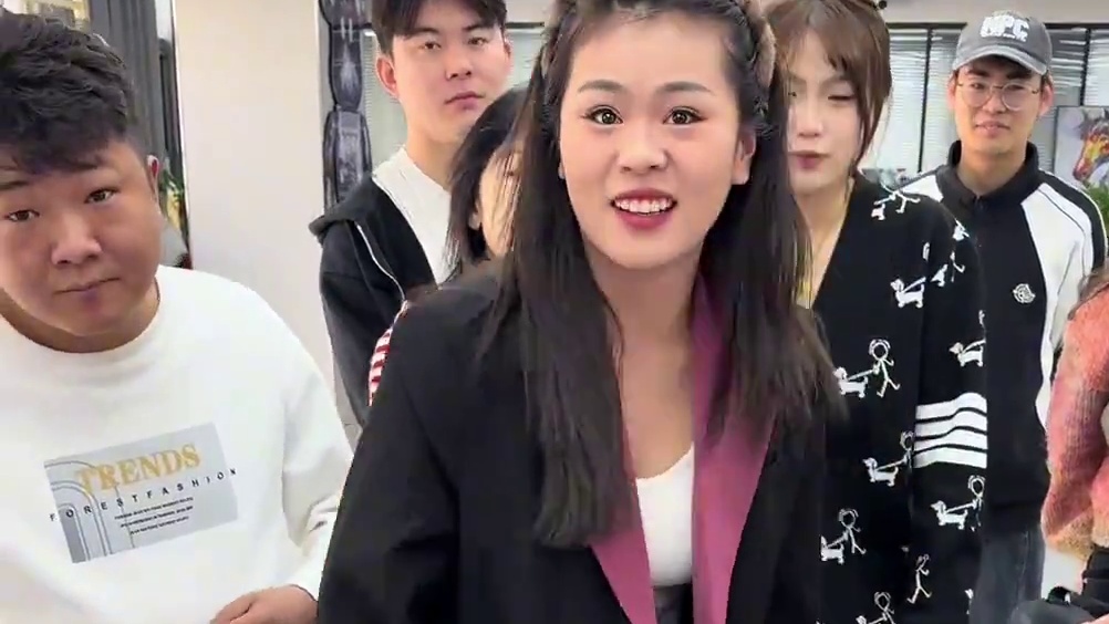 老梁发奖励了！越来越有近了#办公室游戏 #搞笑视频 #办公室视频