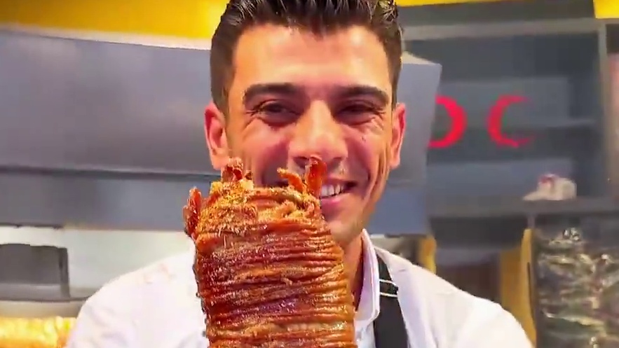 世界三大美食之一的土耳其 有一道非常著名的烤羊肠叫Kokoreç #土耳其美食 #Kokoreç #