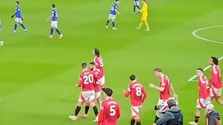 航母开炮！ 马奎尔头球破门！ #足球