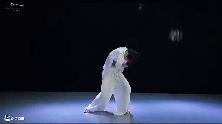 “赐我一场梦 又在梦里等我苏醒” 《世界赠与我的》
原创编舞