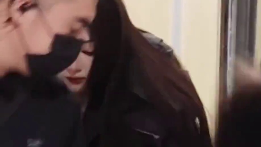 #迪丽热巴笑着奔向粉丝收信 往这边跑过来的时候真的太心动了#迪丽热巴