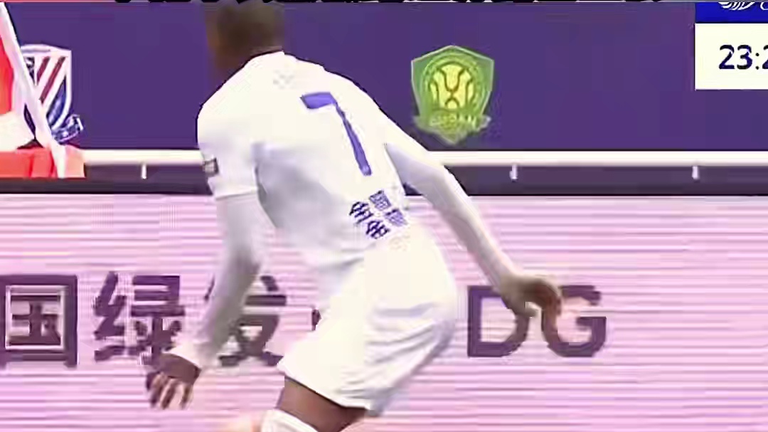 太危险了！大连外援卡兰加蹬踏犯规染红  把卡扎尔衣服蹬烂并露出了几道血痕 #足球的魅力 #中国足球 