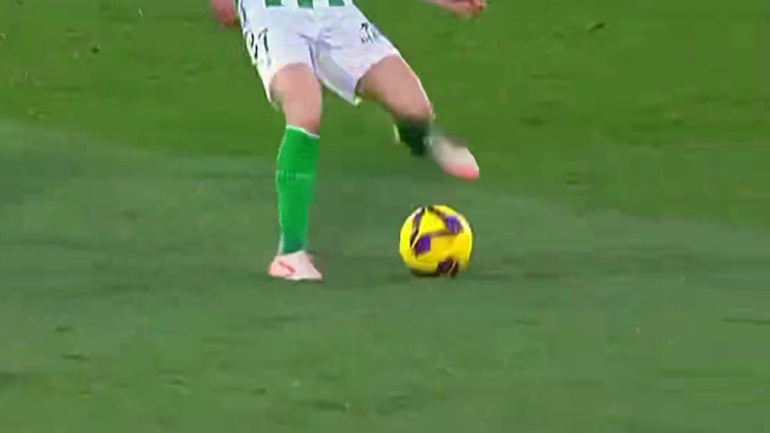 将战皇马！贝蒂斯神锋训练时再秀转圈神技 惊呆了队友 #足球的魅力