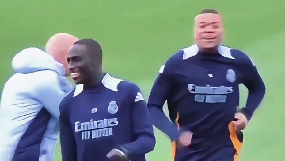 姆巴佩今日训练，和队友有说有笑