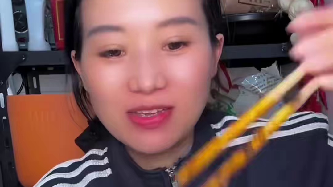 #嗦粉 #米线 #柴火糊辣椒面