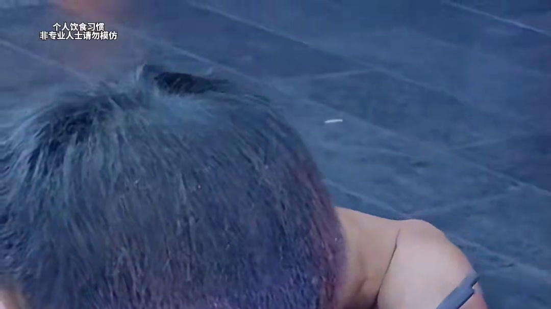 肌肉哥挑战5两螺蛳粉，狂赚2000快奖励~#螺蛳粉