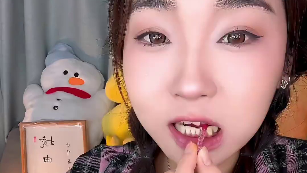 姐妹们酸爽无比！这个价格就能到手两包！！慢慢嗦贼过瘾！#酸梅条 #酸梅条太上头了 #解馋