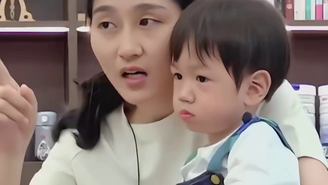 生活在多胎家庭里的大宝就活该被欺负吗