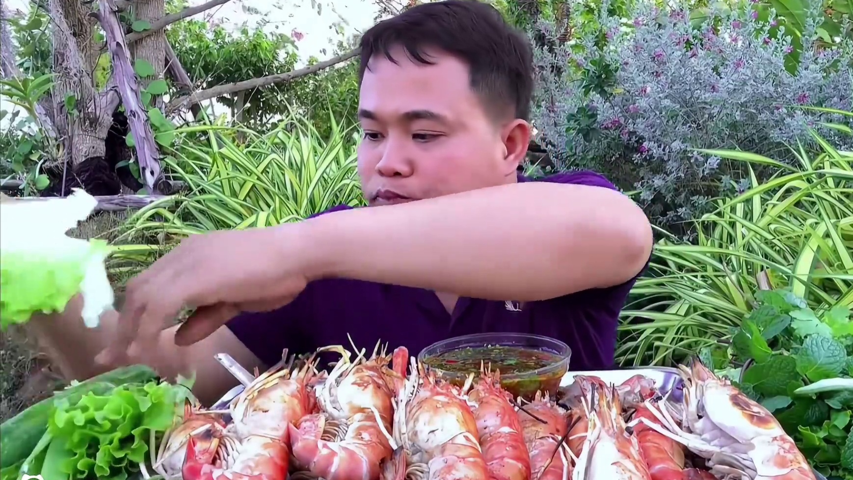 泰式酱汁炭烤罗氏虾 #泰国主播吃美食视频 #泰国有哪些神奇美食 #泰国生活 #泰国大叔#内容启发搜索