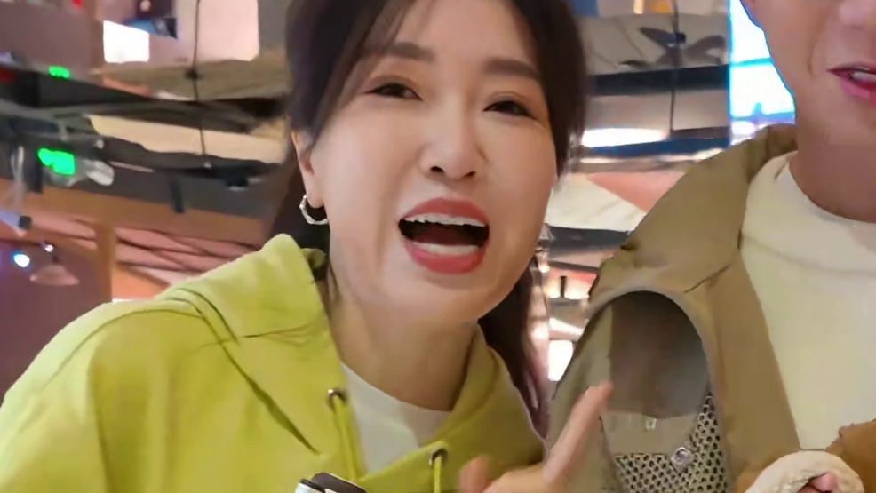 猜猜人类幼崽米糕开荤第一口选的啥？我和糕爸已笑疯~ #妈咪新风向  #萌娃年度关键帧