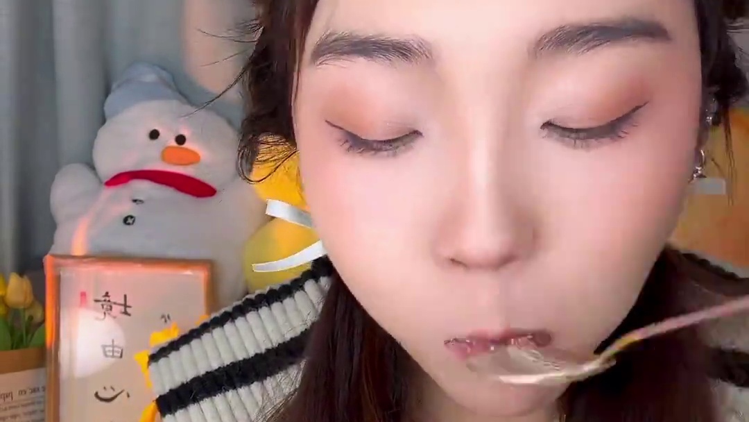 口感真的比之前的慕斯都要好吃！！！冰淇淋的感觉！入口奶香十足！ 
红丝绒：340g/个 765大卡
