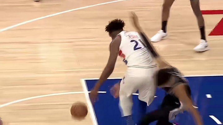 恩比德撞倒文班被吹 不满判罚追着裁判喷连吃两T