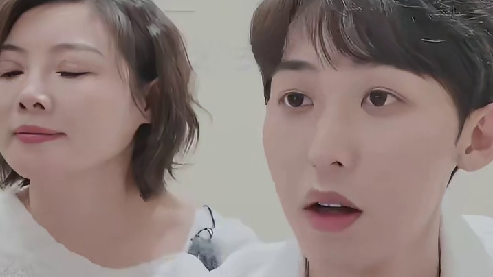 那是一张像硬凑起来了的全家福，没人满意的全家福