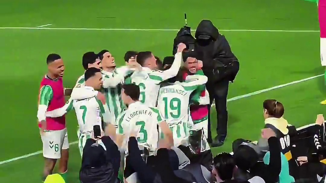 多角度欣赏下伊斯科的点球，速度太快，库尔图瓦没有办法